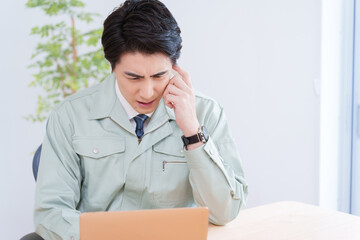 複雑な操作画面に戸惑う工場作業員たち