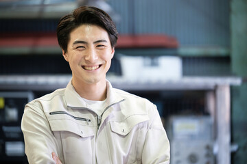 最新のHMIシステムの操作画面を見つめる若手システム開発者