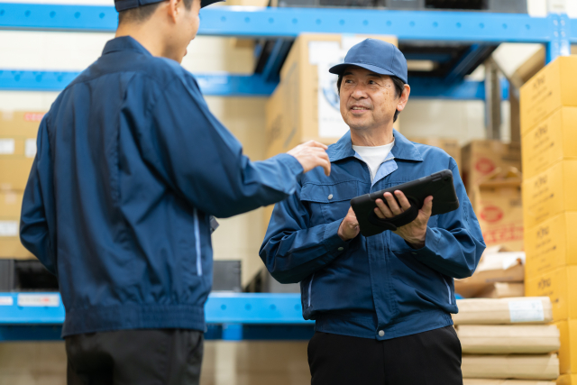 ベテラン作業員が若手DX担当者に現場の実情を語る様子