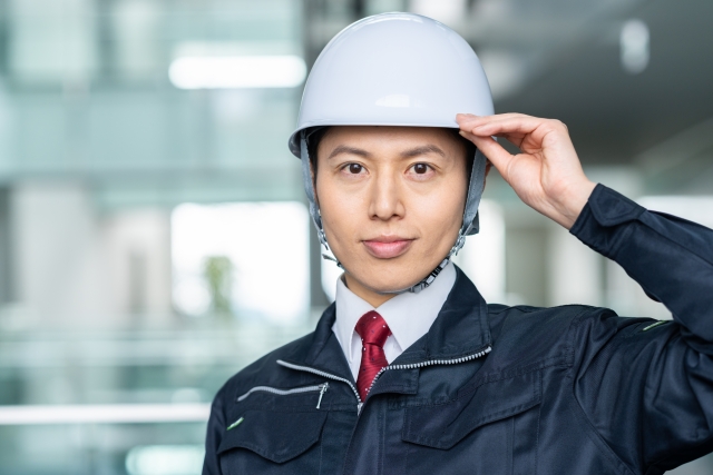 最新タブレットを手に自信満々のDX推進担当者