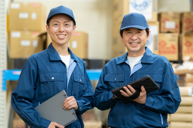シンプルで直感的な操作画面に改善されたタブレットを使う作業員たち